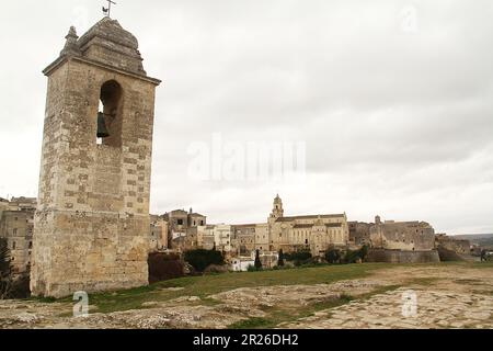 Gravina à Puglia, Italie. Le clocher de Chiesa Rupestre Madonna della Stella. Vue sur la vieille ville depuis le parc archéologique de Botromagno. Banque D'Images