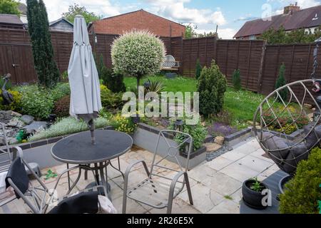 Un jardin résidentiel privé avec un paysage bien conçu, mettant en valeur de beaux jardins paysagers pendant la saison estivale. Banque D'Images
