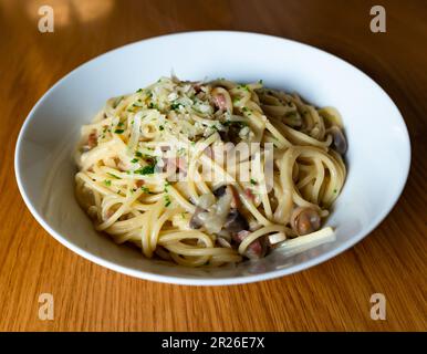 Fettuccine Carbonara, pâtes à la truffe, spaghetti Carbonara, pâtes aux champignons et bien plus encore Banque D'Images