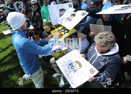 Rochester, États-Unis. 17th mai 2023. Alex Smalley signe des autographes lors de son tour d'entraînement pour le championnat PGA 2023 au Oakwood Country Club de Rochester, New York, mercredi, 17 mai 2023. Photo par Aaron Josefczyk/UPI crédit: UPI/Alay Live News Banque D'Images