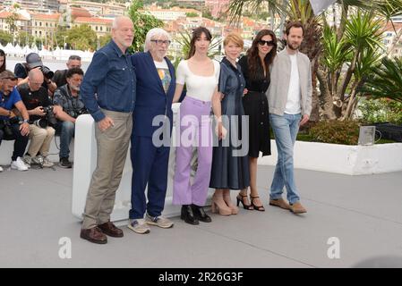 17 mai 2023, CANNES, France: CANNES, FRANCE - MAI 17: Suzane de Baecque, India Hair, Benjamin Lavernhe, Pierre Richard, Maà¯wenn, Johnny Depp et Pascal Greggory assistent à la photocall « Jeanne du Barry » lors du festival annuel de Cannes 76th au Palais des Festivals sur 17 mai 2023 à Cannes, France. (Credit image: © Frederick Injimbert/ZUMA Press Wire) USAGE ÉDITORIAL SEULEMENT! Non destiné À un usage commercial ! Banque D'Images