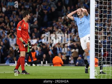 Manchester, Royaume-Uni. 17th mai 2023. Erling Haaland, de Manchester City, regarde Thibaut Courtois, du Real Madrid, lors du match de la Ligue des champions de l'UEFA au Etihad Stadium, à Manchester. Crédit photo à lire: Darren Staples/Sportimage crédit: Sportimage Ltd/Alay Live News Banque D'Images