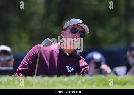 Rochester, États-Unis. 17th mai 2023. Phil Mickelson regarde son tir sur le 2nd trous lors de son tour d'entraînement pour le championnat PGA 2023 au Oakwood Country Club de Rochester, New York, mercredi, 17 mai 2023. Photo par Aaron Josefczyk/UPI crédit: UPI/Alay Live News Banque D'Images