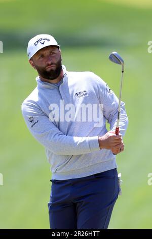 Rochester, États-Unis. 17th mai 2023. Jon Rahm regarde son tir sur le 18th trous lors de son tour d'entraînement pour le championnat PGA 2023 au Oakwood Country Club de Rochester, New York, mercredi, 17 mai 2023. Photo par Aaron Josefczyk/UPI crédit: UPI/Alay Live News Banque D'Images