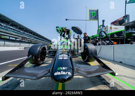 Indianapolis, Indiana, États-Unis. 17th mai 2023. CALLUM ILOTT (77), de Cambridge, Cambridgeshire, en Angleterre, se prépare à s'entraîner pour le Indianapolis 500 au circuit automobile d'Indianapolis. (Credit image: © Walter G. Arce Sr./ZUMA Press Wire) USAGE ÉDITORIAL SEULEMENT! Non destiné À un usage commercial ! Banque D'Images