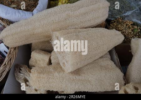 Éponges Luffa Loofah au bazar. Style de vie durable, sans plastique, sans gaspillage. Banque D'Images