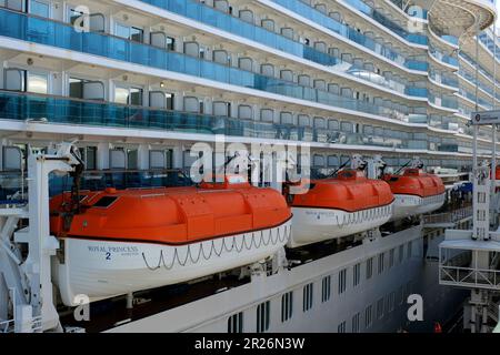 Un énorme paquebot de croisière se dresse au large de la côte de Vancouver Canada place drapeau survolant belle vue Royal Princess Canada 2023 Banque D'Images