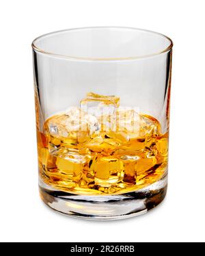 Whisky sur les rochers. Verre de whisky ou de bourbon du Kentucky américain avec glaçons isolés sur du blanc avec passe-cheveux inclus Banque D'Images