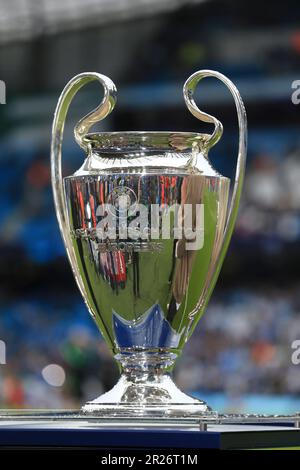 Manchester, Royaume-Uni. 17th mai 2023. Le trophée de la Ligue des Champions sur dispay avant le match de deuxième partie de la demi-finale de la Ligue des champions de l'UEFA entre la ville de Manchester et le Real Madrid au stade Etihad sur 17 mai 2023 à Manchester, en Angleterre. (Photo de Daniel Chesterton/phcimages.com) Credit: PHC Images/Alamy Live News Banque D'Images