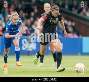 Walton Hall Park, Liverpool, Merseyside, Angleterre. 17th mai 2023. Katie McCabe, capitaine de l'arsenal, prépare son tir pour le deuxième but du match, lors du Club de football des femmes d'Everton V Arsenal Women's football Club à Walton Hall Park, dans la Super League (WSL)/Barclays Women's Super League (BWSL). (Image de crédit : ©Cody Froggatt/Alamy Live News) Banque D'Images