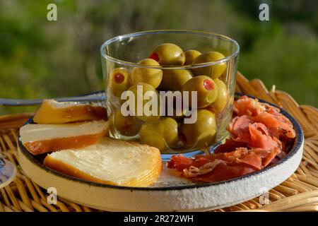 Assiette avec une variété d'en-cas gastronomiques espagnols en entrée ou pendant la dégustation de vins en gros plan Banque D'Images