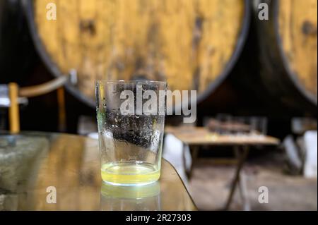 Dégustation de cidre naturel traditionnel des Asturies fait de pommes fermentées en fûts pendant plusieurs mois devrait être versé de grande hauteur, permettant lo Banque D'Images