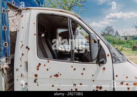 Cabine d'un camion (gros plan) endommagé par un tir d'artillerie. La guerre en Ukraine. Invasion russe de l'Ukraine. Terreur à la population civile. Crimes de guerre Banque D'Images