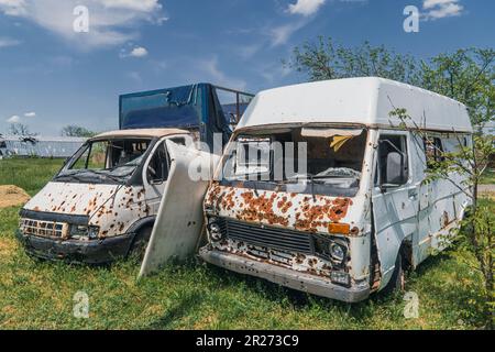 Village de Knyazevka, région de Kherson, Ukraine - 05-15-2023: Bus et camion endommagés par des tirs d'artillerie. La guerre en Ukraine. Invasion russe de l'Ukraine Banque D'Images