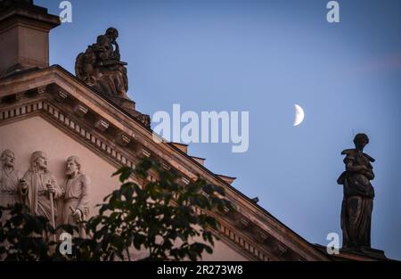 Les statues et la Lune à Gendarmenmarkt - Berlin, Allemagne Banque D'Images