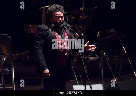 Madrid, Espagne, 17/05/2023, ¨Flamenco Madrid¨ commence par un hommage à Paco de Lucía avec 30 musiciens sur scène au Fernán Gómez. Le premier cours principal de la VII édition de Flamenco Madrid arrive avec un orchestre au format grand groupe. Rafael de Utrera est la voix exceptionnelle du projet avec d'autres musiciens de la stature de Carles Benavent, Niño Josele et El Farru. L'objectif est de donner une nouvelle vie à certaines des chansons les plus représentatives du maestro avec orchestration pour le grand groupe, sous la production du Taller de Músics de Barcelona et en collaboration avec l'Esc Banque D'Images