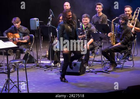 Madrid, Espagne, 17/05/2023, ¨Flamenco Madrid¨ commence par un hommage à Paco de Lucía avec 30 musiciens sur scène au Fernán Gómez. Le premier cours principal de la VII édition de Flamenco Madrid arrive avec un orchestre au format grand groupe. Rafael de Utrera est la voix exceptionnelle du projet avec d'autres musiciens de la stature de Carles Benavent, Niño Josele et El Farru. L'objectif est de donner une nouvelle vie à certaines des chansons les plus représentatives du maestro avec orchestration pour le grand groupe, sous la production du Taller de Músics de Barcelona et en collaboration avec l'Esc Banque D'Images