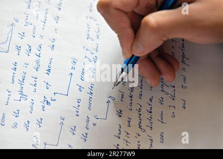 Étudiant écrivant des calculs mathématiques sur papier, gros plan Banque D'Images