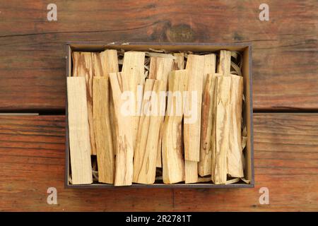 Palo Santo se trouve dans une boîte sur une table en bois, vue du dessus Banque D'Images