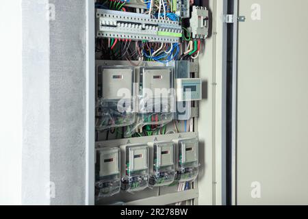 Ouvrir la boîte à fusibles électrique avec de nombreux compteurs électriques Banque D'Images