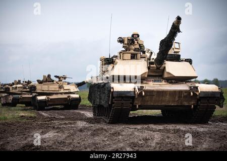 ÉTATS-UNIS Les soldats affectés à la Compagnie Alpha, 1st Bataillon, 9 Calvary Regiment, conduisent un obusier de Paladin M109A6 lors d'un exercice de coordination de soutien d'incendie dans le cadre du Shock Griffin 23 tenu à Bemowo Piskie, Pologne, 17 mai 2023. En tant que pays-cadre en Pologne, l'exercice Griffin Shock démontre les États-Unis La capacité de l'armée à assurer l'alliance de l'OTAN en renforçant rapidement le groupement tactique de l'OTAN en Pologne pour en faire une unité de la taille d'une brigade. (É.-U. Photo de la Garde nationale de l'armée par le sergent d'état-major Agustín Montañez) Banque D'Images