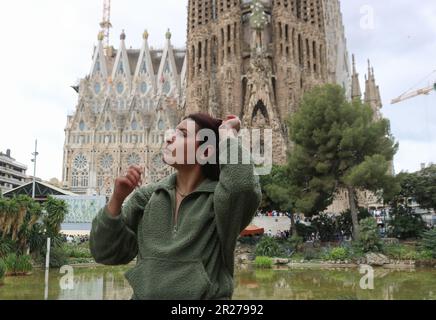 Femme devant la cathédrale Banque D'Images
