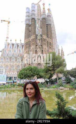 Femme devant la cathédrale Banque D'Images