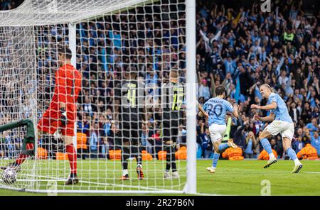 Manchester, Royaume-Uni. 18th mai 2023. Bernardo Silva de Manchester City (2nd R) célèbre avec Erling Haaland (1st R) après avoir marqué le deuxième but lors du match de football 2nd jambes entre Manchester City et le Real Madrid à Manchester, en Grande-Bretagne, sur 17 mai 2023. Credit: Xinhua/Alay Live News Banque D'Images