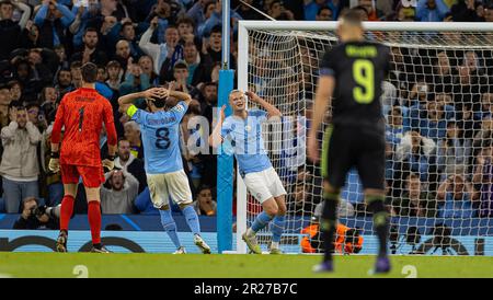 Manchester, Royaume-Uni. 18th mai 2023. Erling Haaland de Manchester City (3rd L) semble découragé après avoir manqué une chance lors du match 2nd jambes de la Ligue des champions de l'UEFA entre Manchester City et le Real Madrid à Manchester, en Grande-Bretagne, sur 17 mai 2023. Credit: Xinhua/Alay Live News Banque D'Images