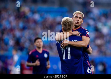Charlotte, Caroline du Nord, États-Unis. 17th mai 2023. Kacper PrzybyÅ‚ko (11) célèbre avec le défenseur des pompiers de Chicago Miguel Ãngel Navarro (6) après avoir marqué au cours de la première moitié contre le Charlotte FC lors du match de football de la Major League au stade de la Bank of America à Charlotte, en Caroline du Nord. (Scott KinserCal Sport Media). Crédit : csm/Alay Live News Banque D'Images