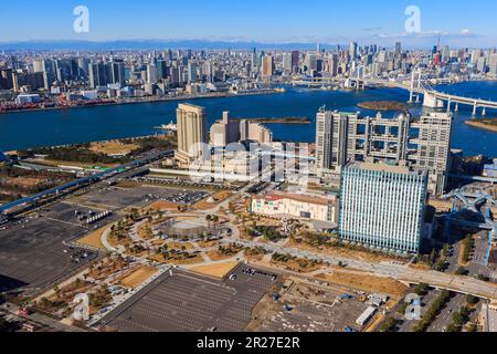 La région autour d'Odaiba, Rainbow Bridge et Tokyo Tower depuis le quartier Koto Banque D'Images