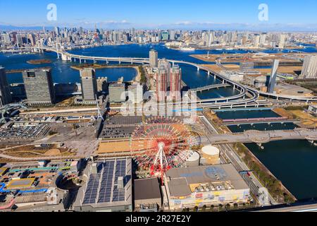 La région autour d'Odaiba, Rainbow Bridge et Tokyo Tower depuis le quartier Koto Banque D'Images