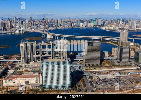 La région autour d'Odaiba, Rainbow Bridge et Tokyo Tower depuis le quartier Koto Banque D'Images