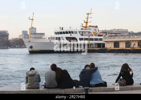 Les amateurs d'observation de la vue sur la mer de Marmara depuis la côte de Kadikoy à Istanbul, Turquie. Banque D'Images