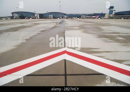 Bucarest, Roumanie. 17th mai 2023 : la plus récente plate-forme de stationnement d'avions de l'aéroport international Henri Coanda de Bucarest (AIHCB), à Otopeni, à 16,5 km au nord de Bucarest. La Société nationale aéroports de Bucarest annonce le début de la procédure de réception à l'achèvement des travaux d'agrandissement de la plate-forme d'embarquement-débarquement n° 1 de l'AIHCB qui consiste en quatre positions de stationnement pour les avions, Boeing B737, Airbus A320 ou similaire (lettre C ), avec une superficie de près de 16 000 mètres carrés. Credit: Lucien Alecu/Alamy Live News Banque D'Images