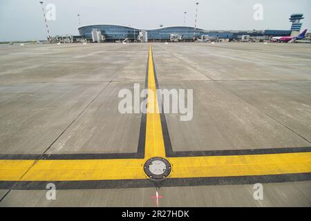 Bucarest, Roumanie. 17th mai 2023 : la plus récente plate-forme de stationnement d'avions de l'aéroport international Henri Coanda de Bucarest (AIHCB), à Otopeni, à 16,5 km au nord de Bucarest. La Société nationale aéroports de Bucarest annonce le début de la procédure de réception à l'achèvement des travaux d'agrandissement de la plate-forme d'embarquement-débarquement n° 1 de l'AIHCB qui consiste en quatre positions de stationnement pour les avions, Boeing B737, Airbus A320 ou similaire (lettre C ), avec une superficie de près de 16 000 mètres carrés. Credit: Lucien Alecu/Alamy Live News Banque D'Images