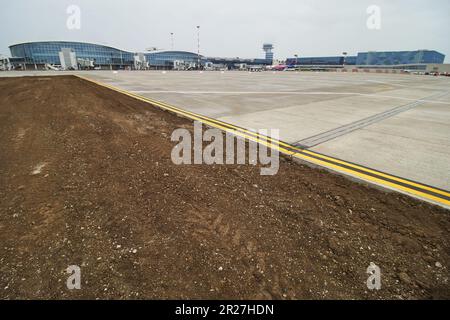 Bucarest, Roumanie. 17th mai 2023 : la plus récente plate-forme de stationnement d'avions de l'aéroport international Henri Coanda de Bucarest (AIHCB), à Otopeni, à 16,5 km au nord de Bucarest. La Société nationale aéroports de Bucarest annonce le début de la procédure de réception à l'achèvement des travaux d'agrandissement de la plate-forme d'embarquement-débarquement n° 1 de l'AIHCB qui consiste en quatre positions de stationnement pour les avions, Boeing B737, Airbus A320 ou similaire (lettre C ), avec une superficie de près de 16 000 mètres carrés. Credit: Lucien Alecu/Alamy Live News Banque D'Images