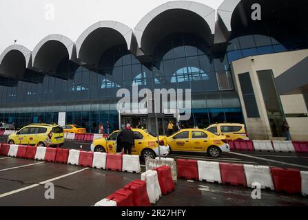 Bucarest, Roumanie. 17th mai 2023 : terminal des arrivées de l'aéroport international Henri Coanda de Bucarest (AIHCB), à Otopeni, à 16,5 km au nord de Bucarest. La Société nationale aéroports de Bucarest annonce le début de la procédure de réception à l'achèvement des travaux d'agrandissement de la plate-forme d'embarquement-débarquement n° 1 de l'AIHCB qui consiste en quatre positions de stationnement pour les avions, Boeing B737, Airbus A320 ou similaire (lettre C ), avec une superficie de près de 16 000 mètres carrés. Credit: Lucien Alecu/Alamy Live News Banque D'Images