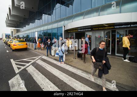 Bucarest, Roumanie. 17th mai 2023 : terminal des arrivées de l'aéroport international Henri Coanda de Bucarest (AIHCB), à Otopeni, à 16,5 km au nord de Bucarest. La Société nationale aéroports de Bucarest annonce le début de la procédure de réception à l'achèvement des travaux d'agrandissement de la plate-forme d'embarquement-débarquement n° 1 de l'AIHCB qui consiste en quatre positions de stationnement pour les avions, Boeing B737, Airbus A320 ou similaire (lettre C ), avec une superficie de près de 16 000 mètres carrés. Credit: Lucien Alecu/Alamy Live News Banque D'Images