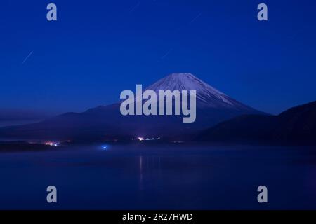 Nuit Mont Fuji depuis le lac Motosu Banque D'Images