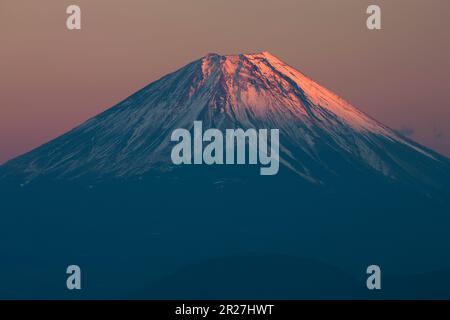 Le Mont Fuji s'est taché au soleil couchant du Mont Kushigatayama Banque D'Images