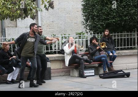 ISTANBUL, TURQUIE - OCTOBRE 31 : musiciens et danseurs de rue qui se produisent à la rue Moda sur 31 octobre 2019 à Istanbul, Turquie. Banque D'Images