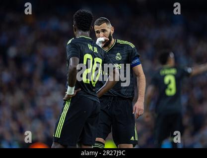 Manchester, Royaume-Uni. 18th mai 2023. Le capitaine Karim Benzema (R) du Real Madrid parle avec Vinicius Junior lors du match semi-tinal 2nd jambes de la Ligue des champions de l'UEFA entre Manchester City et Real Madrid à Manchester, en Grande-Bretagne, sur 17 mai 2023. Credit: Xinhua/Alay Live News Banque D'Images