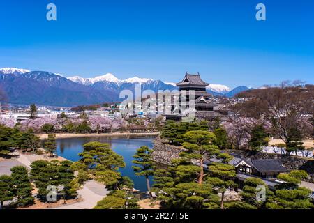 Château de Matsumoto et Alpes du Nord Banque D'Images