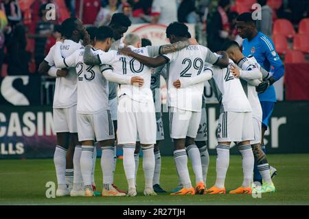 Toronto, Ontario, Canada. 17th mai 2023. Les joueurs du FC de Toronto se caucus avant le match de la MLS entre le FC de Toronto et les Red Bulls de New York sur le terrain de BMO à Toronto. Le jeu a terminé 0-0 (Credit image: © Angel Marchini/ZUMA Press Wire) USAGE ÉDITORIAL SEULEMENT! Non destiné À un usage commercial ! Banque D'Images