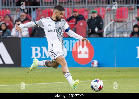 Toronto, Ontario, Canada. 17th mai 2023. Lorenzo Insigne #24 (L) en action pendant le match MLS entre le Toronto FC et les Red Bulls de New York au terrain BMO à Toronto. Le jeu a terminé 0-0 (Credit image: © Angel Marchini/ZUMA Press Wire) USAGE ÉDITORIAL SEULEMENT! Non destiné À un usage commercial ! Banque D'Images