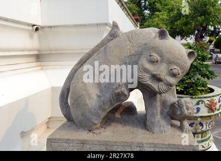 Une statue de chat à Wat Arun, Bangkok, Thaïlande. Banque D'Images