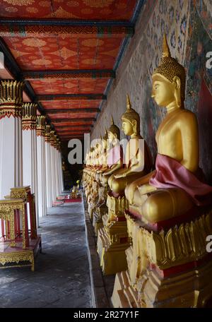 Statues de Bouddha dans les halls autour de la salle d'ordination à Wat Arun (Temple de l'Aube) à Bangkok, Thaïlande. Banque D'Images