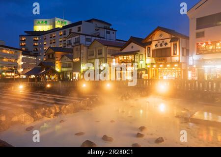 Vue nocturne sur Yubatake et la source chaude de Kusatsu Banque D'Images