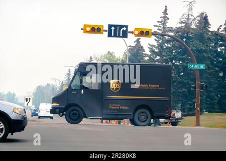 Calgary, Alberta, Canada. 17 mai 2023. Un petit camion de livraison UPS pendant le printemps. Banque D'Images